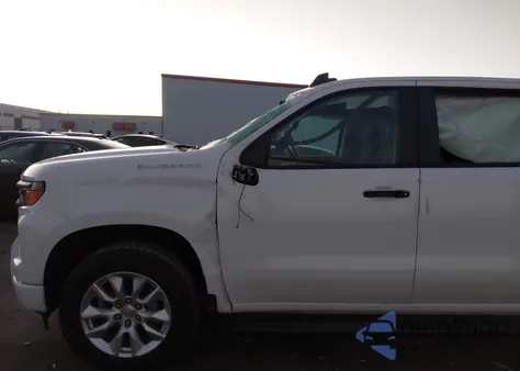 2024 Chevrolet Silverado 1500 4Wd Short Bed Custom z USA, uszkodzony, nr VIN 1GCPDBEK7RZ265399